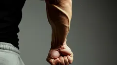 Gripkracht thuis trainen: 2 oefeningen die je handen en onderarmen zichtbaar sterker maken