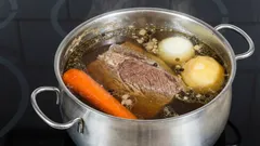 In welk water leg je vlees: koud of heet? Het geheim van de perfecte bouillon