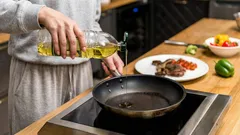 Hoe u oliespatten tijdens het bakken kunt voorkomen: een eenvoudige kooktip die maar weinig mensen kennen.