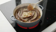 Bananenschillen met suiker thuis koken: waarom dit wordt aanbevolen en waar het goed voor is