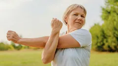 Hoe houd je je botten sterk na je 40e: eenvoudige, wetenschappelijk bewezen manieren