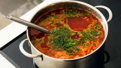 Waarom je geen pollepel in de pan moet laten staan: redenen om van deze slechte gewoonte af te komen