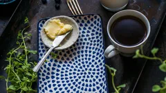 Waarom wordt er boter aan koffie toegevoegd en waarom wordt deze trend steeds populairder onder koffieliefhebbers?